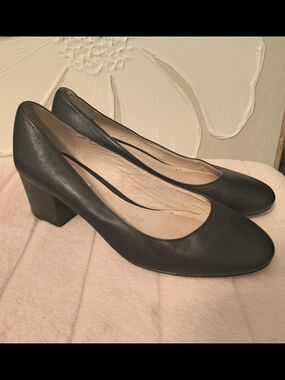 Beautiful Louise et Cie Black Rounded Toe Block Heel Pumps